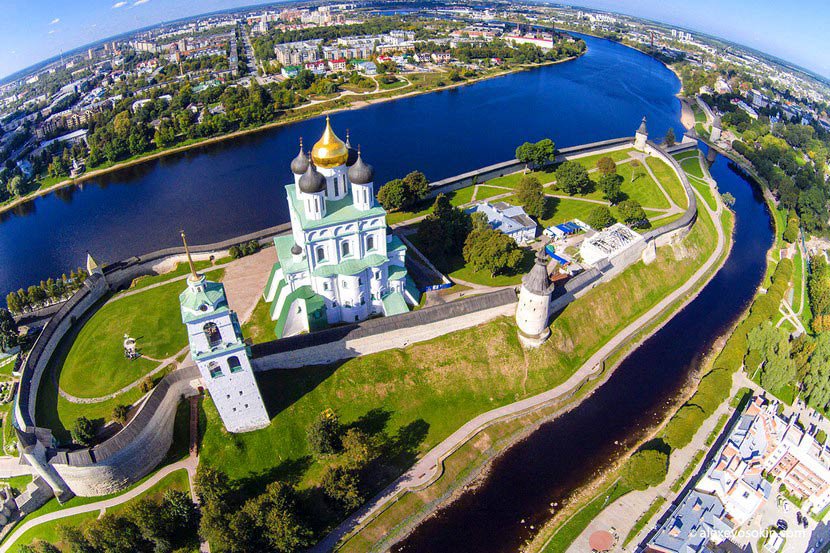 Пасхальный фестиваль в этом году пройдет на территории Псковского Кремля Традиционный Пасхальный фестиваль в этом году пройдет на территории Псковского Кремля за Собором Св.Троицы. Сегодня, 17 апреля, организаторы осмотрели место, где разместятся ремесленные ряды, интерактивные площадки, сцена и т.д.
Напомним, 28 апреля, в День Святой Пасхи, Псковский городской молодежный центр совместно с Корпорацией отдыха и развлечений и Бл...