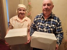 Молодежный центр продолжает развозку подарков для ветеранов Молодежный центр продолжает развозку подарков для ветеранов