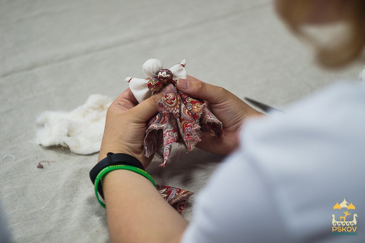 Молодые семьи Пскова могут посетить бесплатный мастер-класс по изготовлению Пасхальной тряпичной куклы