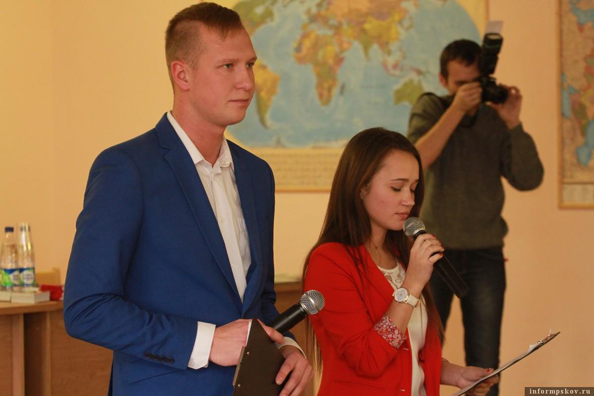 Творческий подарок и поздравление с началом службы солдатам – «срочникам» приготовил Псковский городской молодёжный центр.