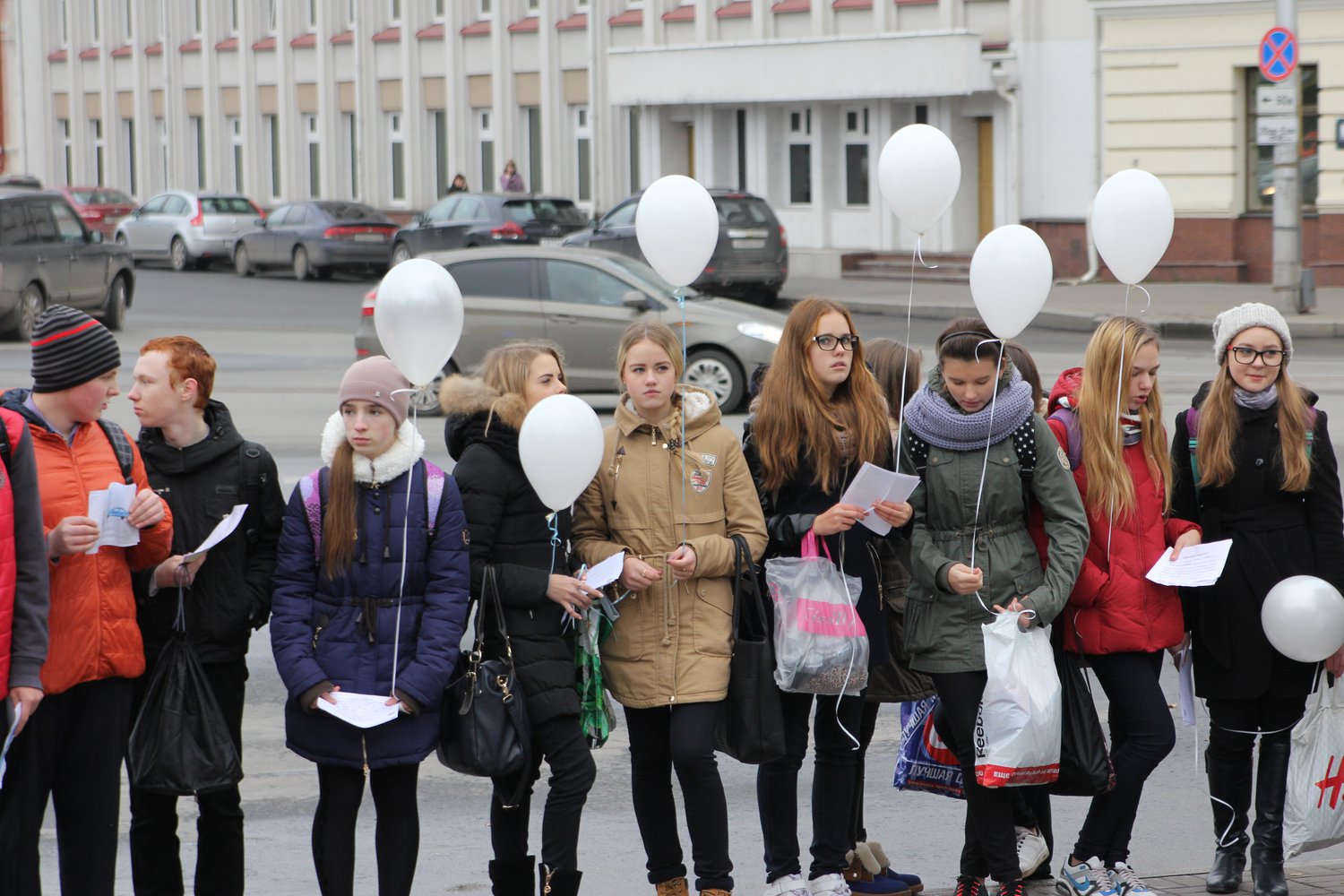 Госавтоинспекция города Пскова совместно с МБУ «Псковский городской молодежный центр» провели акцию «Мы помним…».