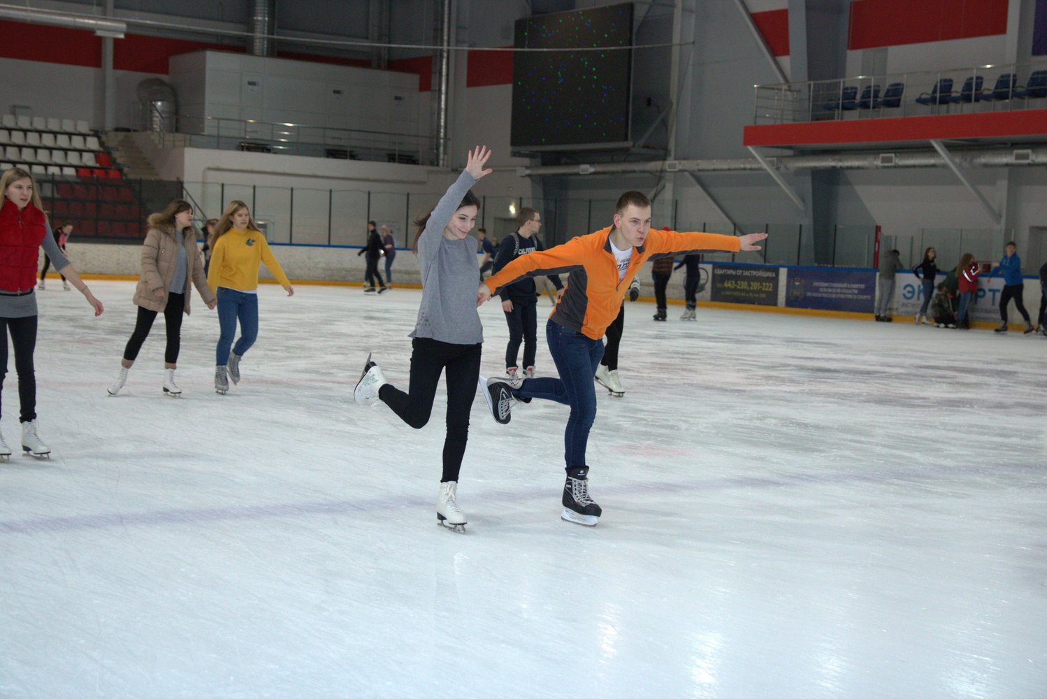 В массовом катании на коньках в Ледовом дворце  приняли участие