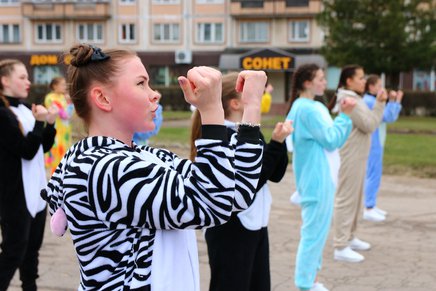Псковская молодежь отметила Всемирный день здоровья массовой зарядкой