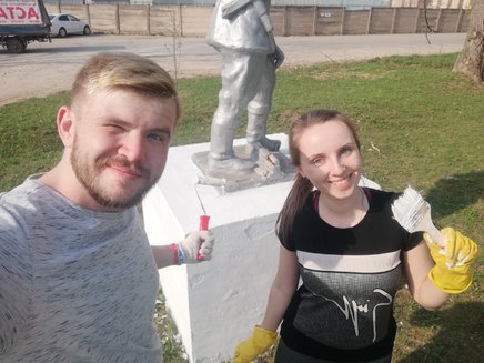 Сотрудники Молодёжного центра привели в порядок памятник работникам Льнокамбината, погибшим в годы Великой Отечественной войны