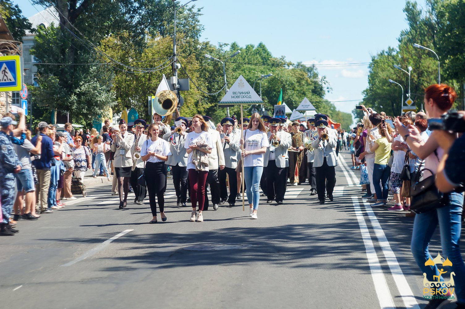 Делегаты из 183 городов и 16 европейских стран прошли шествие по улицам Пскова...