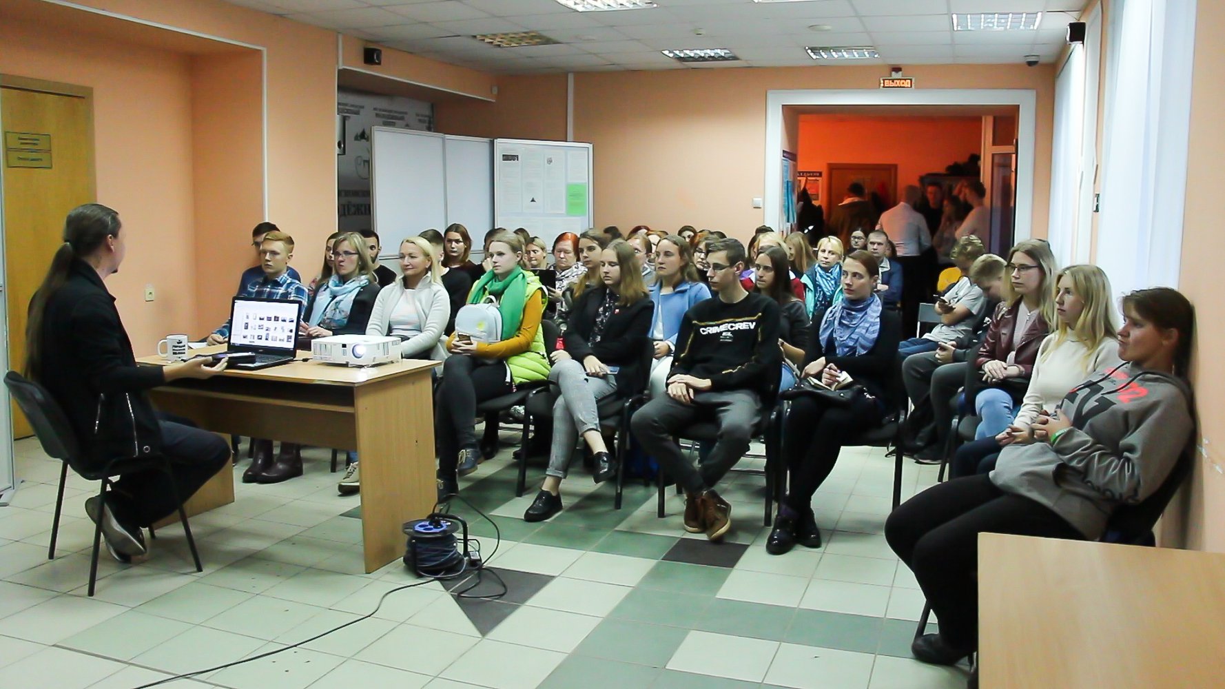 Накануне, 17 сентября, в Псковском городском молодёжном центре прошло первое занятие бесплатного фотоклуба «Четкость». Мастер-класс посетили 58 заинтересованных фотографией псковичей.