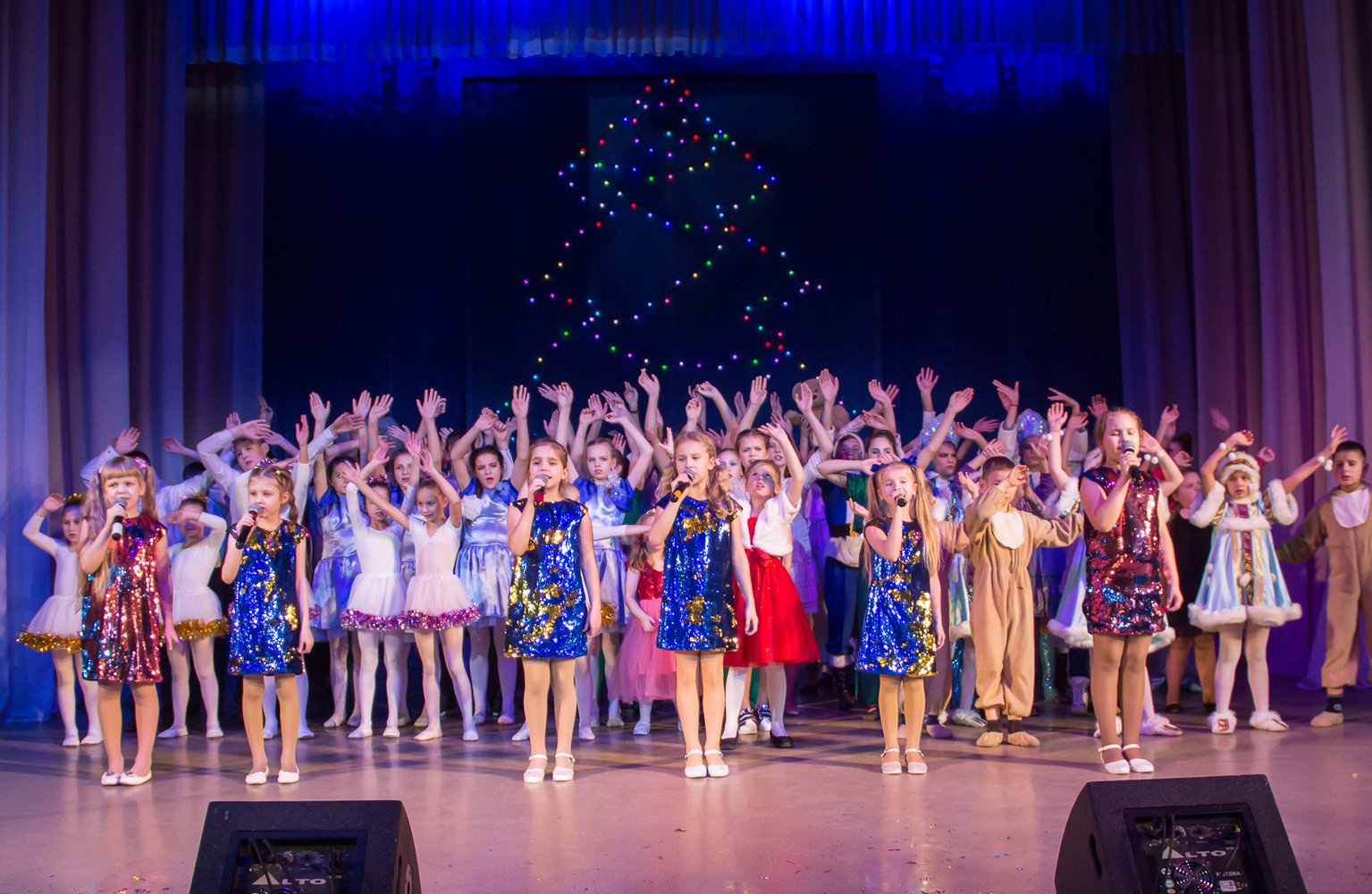 Фестиваль «Кукарача» является смотром молодых талантов среди воспитанников детских домов и интернатных учреждений Псковской области.