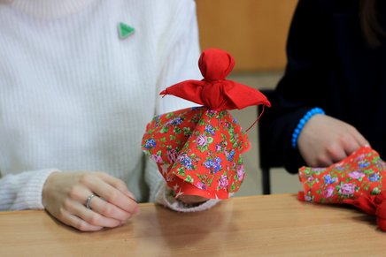 Псковская молодёжь посетила мастер-класс по созданию пасхальной тряпичной куклы