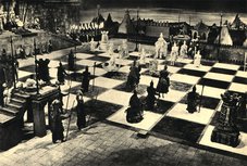 Через неделю, 20 июля, Псковский городской молодёжный центр проведёт игру «Живые шахматы», где под открытым небом на 64-х метровой площадке