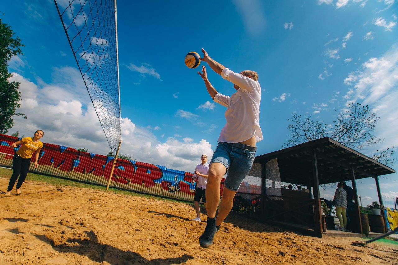 17 июня Псковский городской молодёжный центр проведёт турнир по любительскому пляжному волейболу среди смешанных команд.