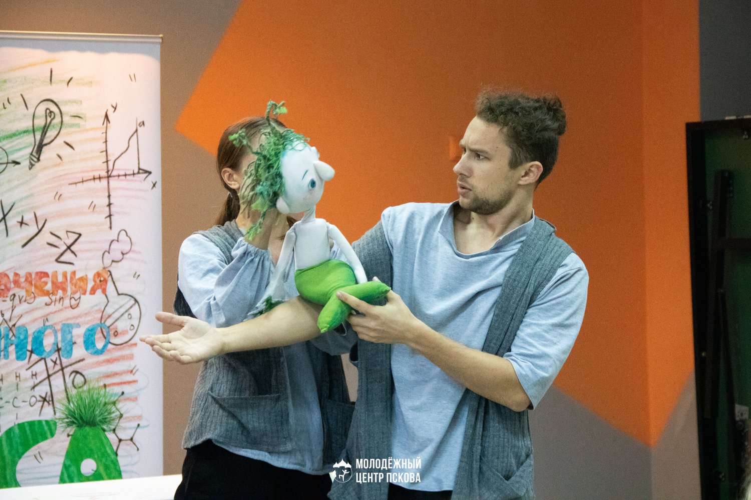 В прошлую пятницу, 10 сентября, в Псковском городском молодёжном центре состоялся спектакль «Приключения водяного Никса»