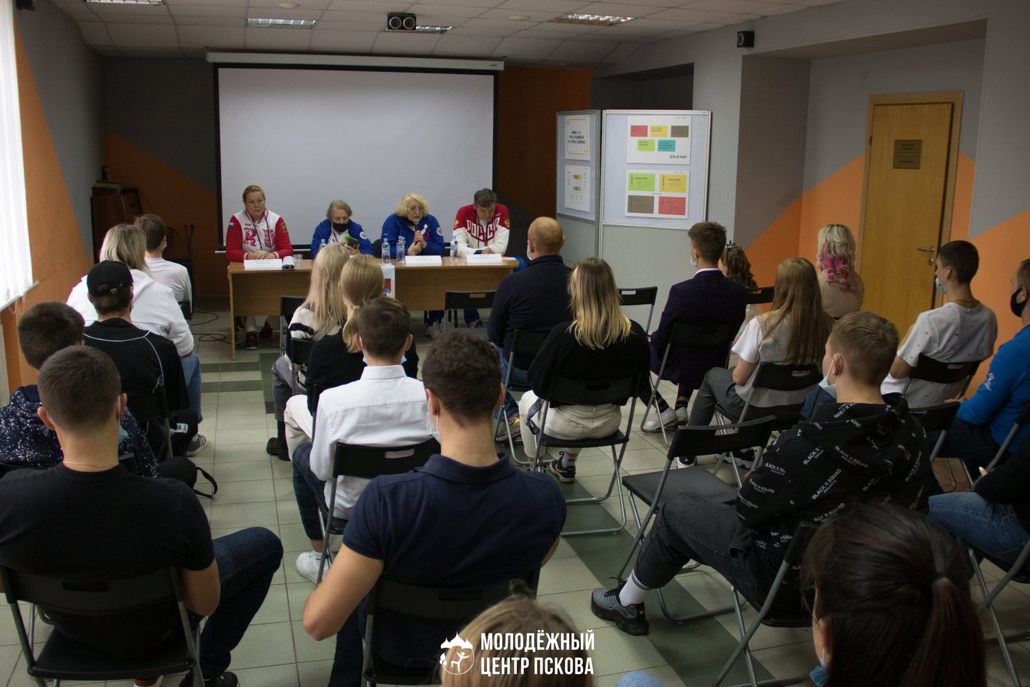 Вчера, 27 сентября, в Псковском городском молодёжном центре состоялась встреча юных спортсменов и их тренеров с официальной делегацией Российского союза спортсменов