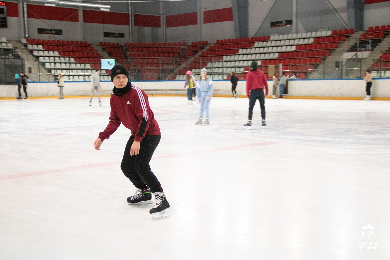 Псковский городской молодёжный центр приглашает молодёжь в возрасте от 14 до 35 лет на спортивно-оздоровительное мероприятие «Ледовые забавы»
