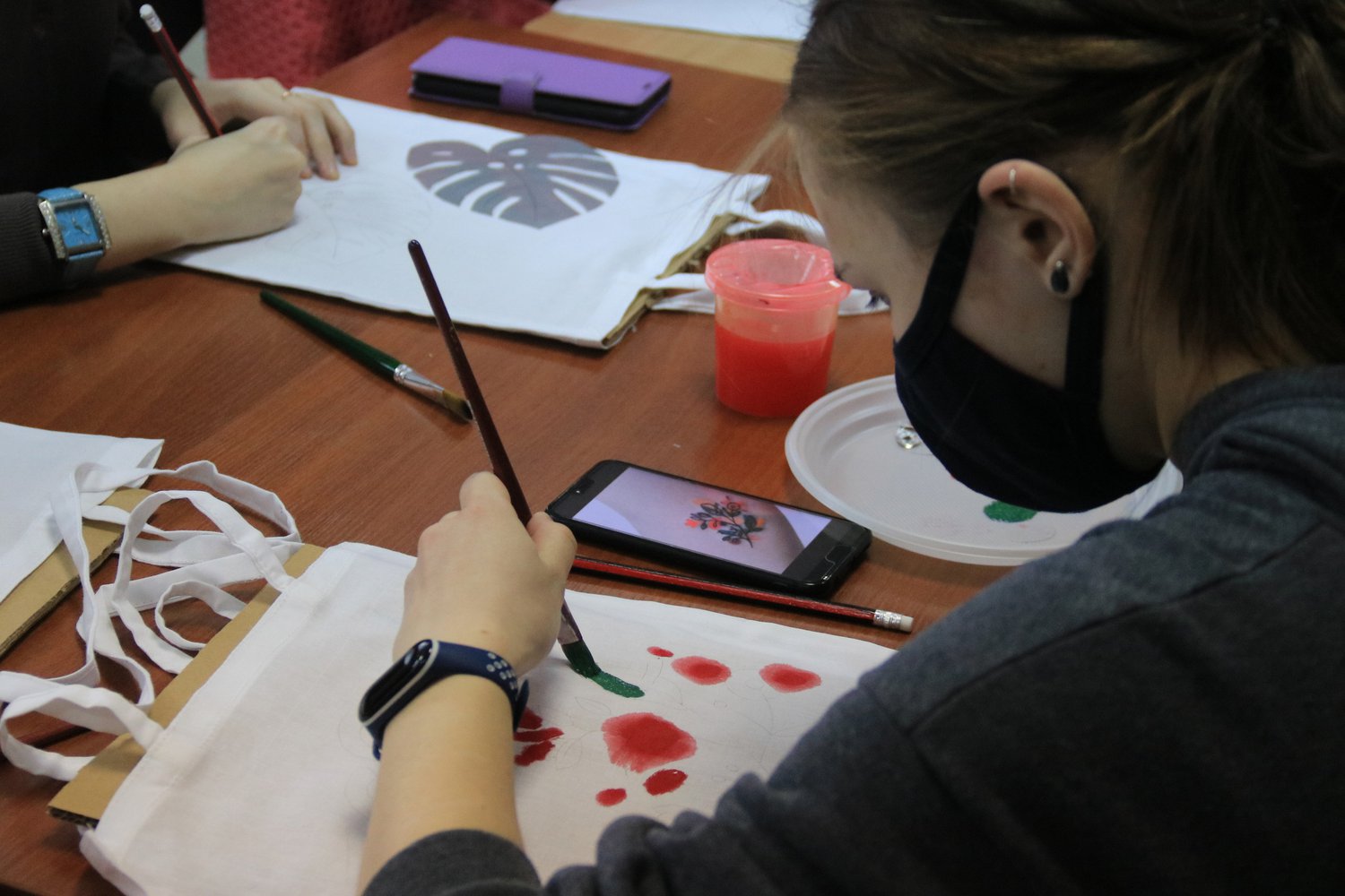8 февраля в рамках экологического проекта «ЭкоМЦ» приглашаем молодых псковичей принять участие в мастер-классе по росписи эко-шопперов.