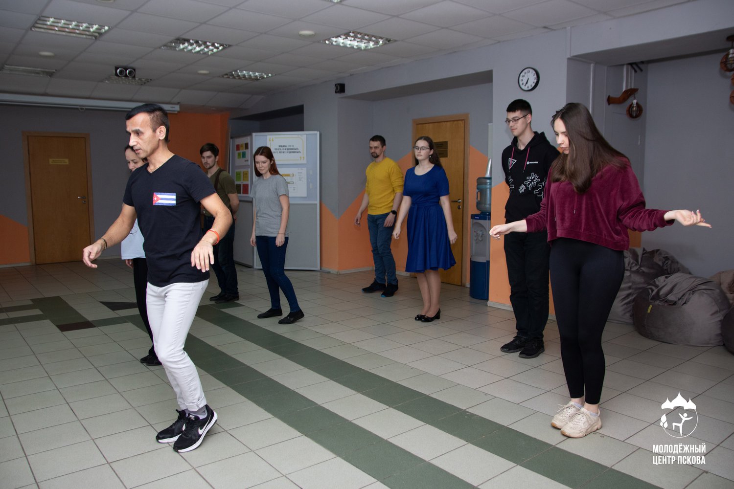 Псковский городской молодёжный центр приглашает молодёжь посетить тематический клуб и обучиться парному танцу «Меренга».