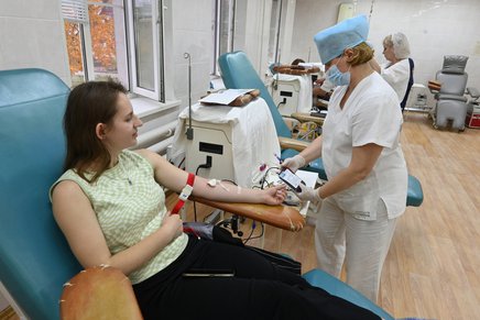 Свою кровь предлагают сдать молодым добровольцам в День донора