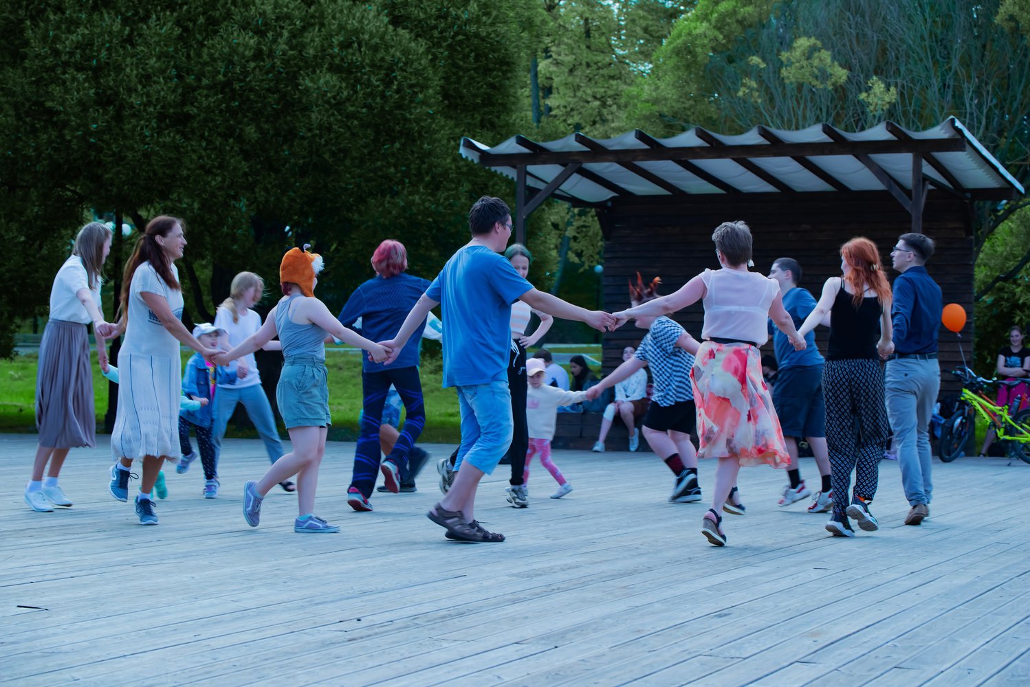 23 июля в рамках празднования Дня города Пскова приглашаем молодёжь на открытый вечер танцев «Чай, кофе, потанцуем!».