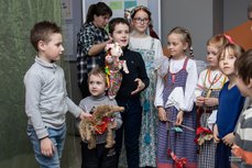 23 апреля Псковский городской молодёжный центр приглашает молодые семьи с детьми посетить на интерактивный кукольный спектакль «Поклонилась Весна Кузнецу».