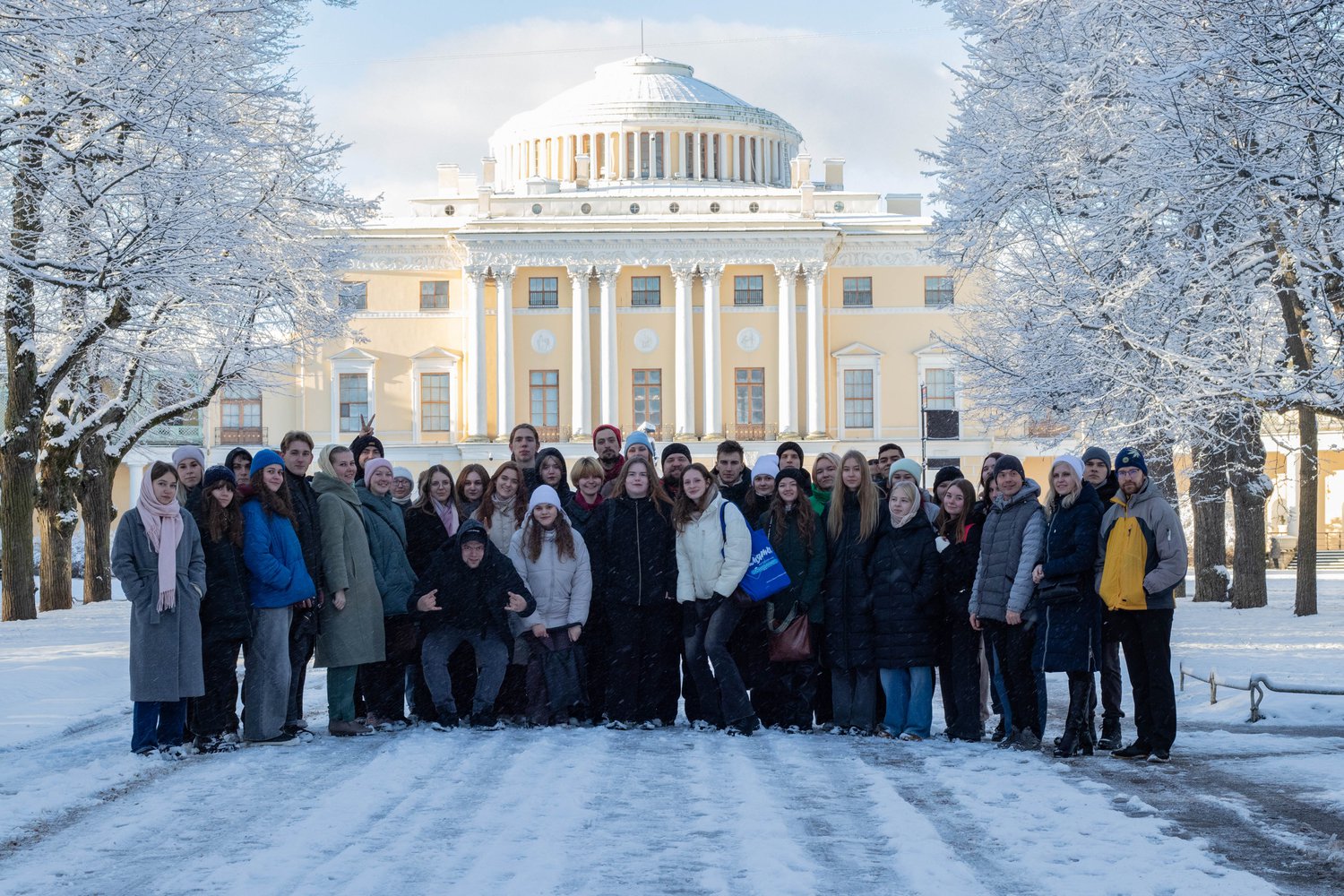 15 ноября участники проекта «Сретенский бал: по следам истории» совершили выездную экскурсию в дворцово-парковые ансамбли Ленинградской области.