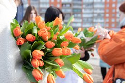 Псковские волонтёры подарили горожанкам триста тюльпанов