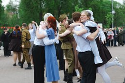 Более 1000 человек собрал псковский Бал Победы