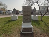 Сотрудники Молодёжного центра привели в порядок памятник работникам Льнокамбината, погибшим в годы Великой Отечественной войны