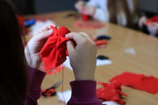Псковская молодёжь посетила мастер-класс по созданию пасхальной тряпичной куклы