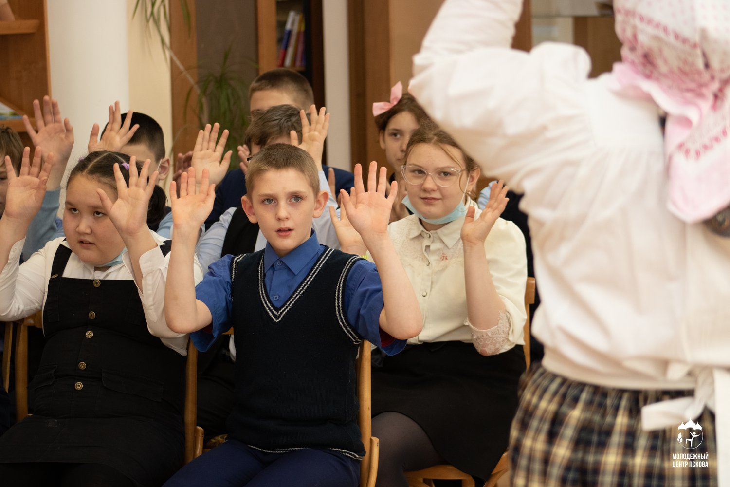 Почему поклонилась Весна Кузнецу, узнали дети младших классов Пскова