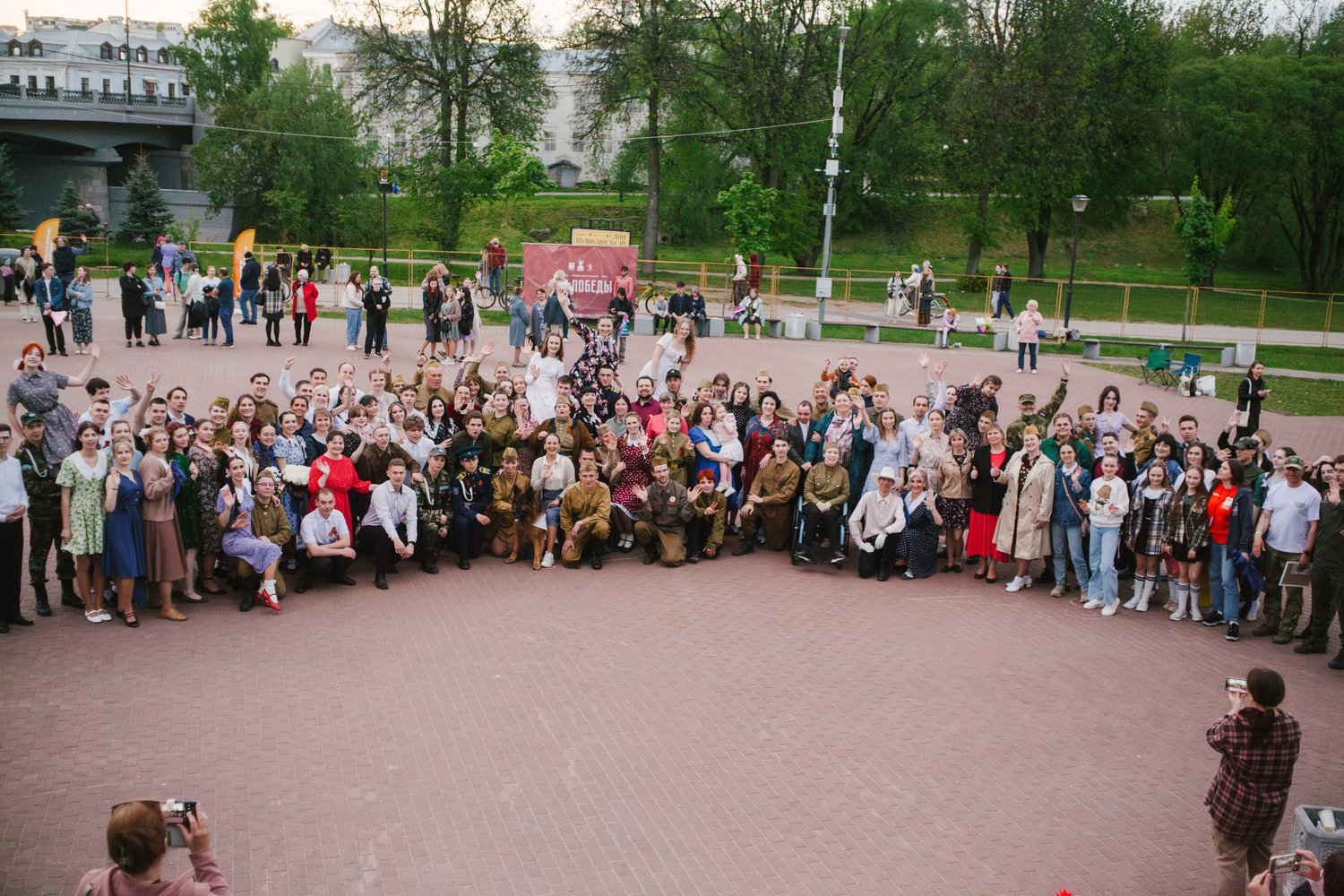 Более 900 человек смогли потанцевать на псковском Балу Победы Более 900 человек смогли потанцевать на псковском Балу Победы