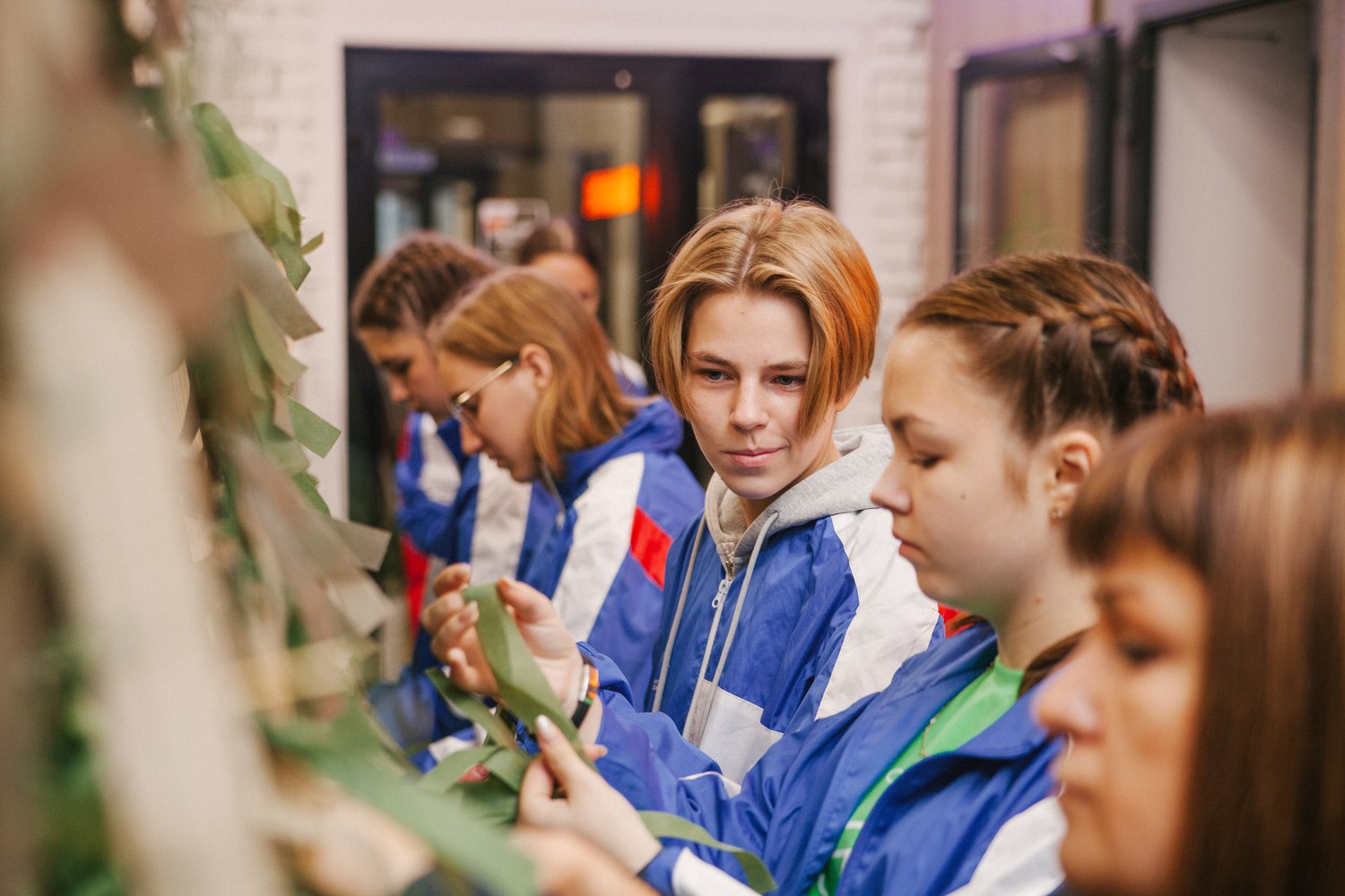 «ТОПовый десант»: псковские подростки завершили осеннюю трудовую неделю