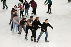 Бесплатный прокат коньков ждёт псковичей на катке в эту субботу
