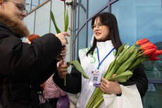 Псковские волонтёры подарили горожанкам триста тюльпанов