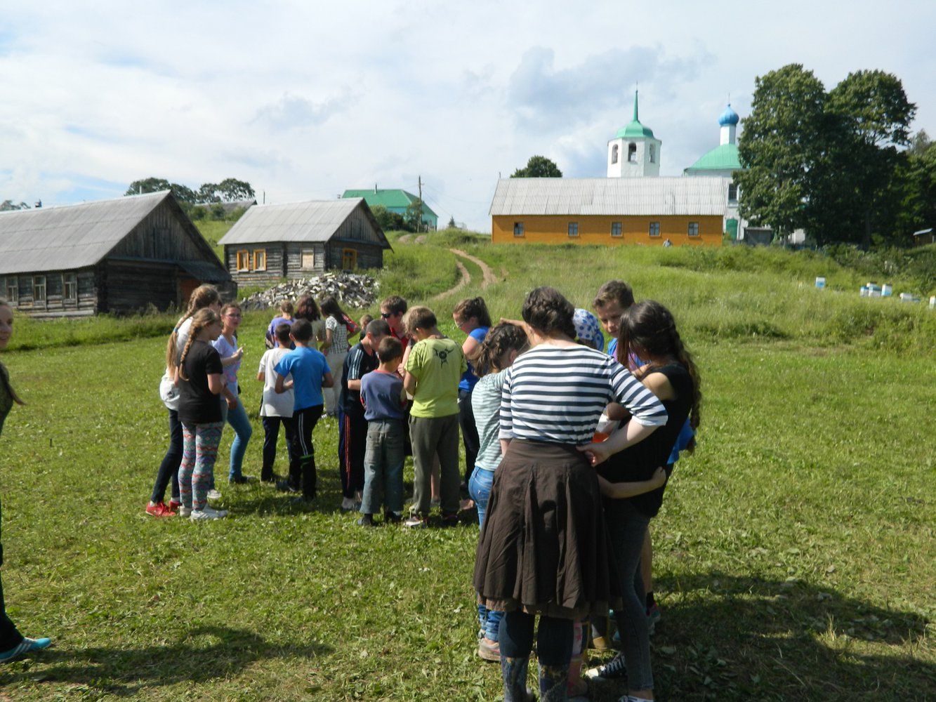 В этом году Псковский городской молодежный центр организовал паломническую поездку для детей и молодежи.Каждый год количество желающих принять участие в поездке возрастает, в этот раз в экспедиции приняли участие 45 человек. Основная масса участников - в возрасте от 12 до 25 лет.