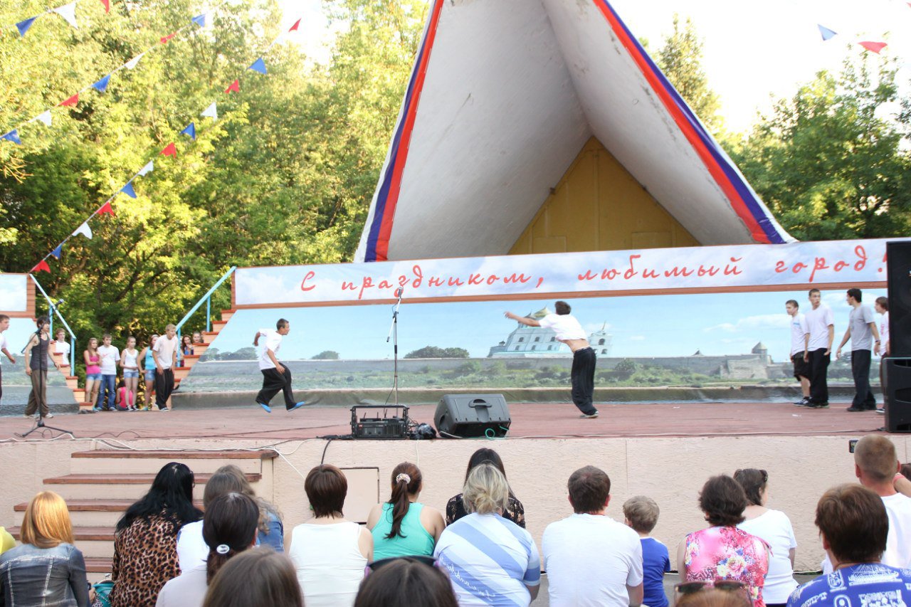 18 июля в 19.00 в Зеленом театре МБУ «Псковский городской молодежный центр» совместно с Комитетом по физической культуре, спорту и делам молодёжи, Управлением культуры и сотовым оператором «Мегафон» провел эстрадный концерт от молодежи города под названием «От души» в преддверии празднования 1111-летия первого упоминания Пскова в летописи, и дня памяти нашей Великой землячки княгини Российской Ольги.