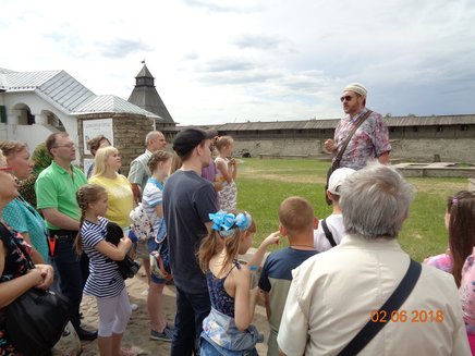 Около 50 человек посетили бесплатную экскурсию «Быт, культура, традиции семьи средневекового Пскова»