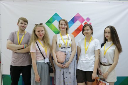 Сотрудники и волонтеры Молодежного центра представляют псковскую Молодую Ганзу в Вологде